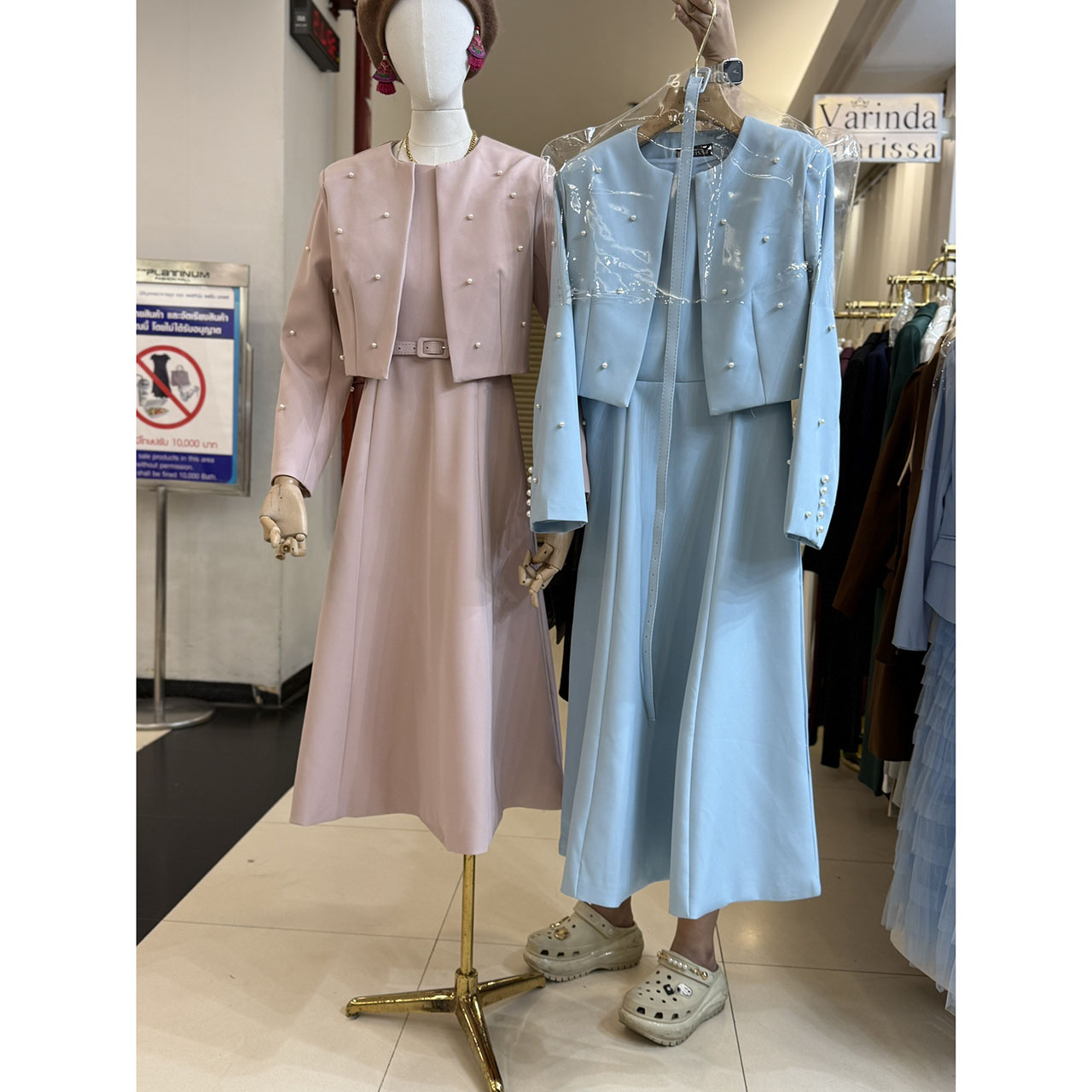 kudapy เซ็ท 3 ชิ้น: เดรสยาว+ครอป+เข็มขัด เสื้อคลุมติดไข่มุก เดรสออกมาให้เข้ารูปเอวสูง มีฟองน้ำในตัว ซิปด้านหลัง