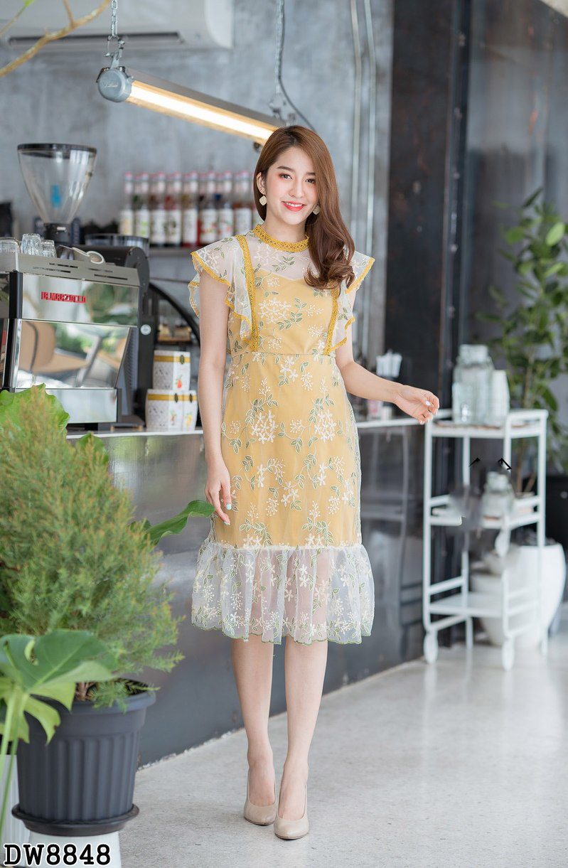 เดรสสั้นสีเหลือง แต่งลายลูกไม้ แขนระบาย ปลายกระโปรงโปร่งใส