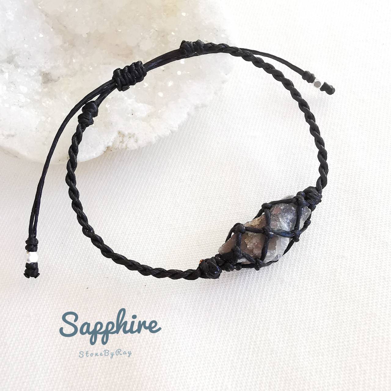 สร้อยข้อมือเชือกถักไพลินก้อนธรรมชาติ
