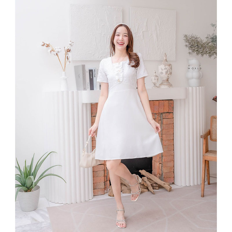 kudapy เดรสสั้นสีน้ำตาล/สีขาว/สีเขียว/สีชมพูแต่งผ้านู้นลายดอกไม้ ที่อกพร้อมกระดุมแต่ง เรียบหรู