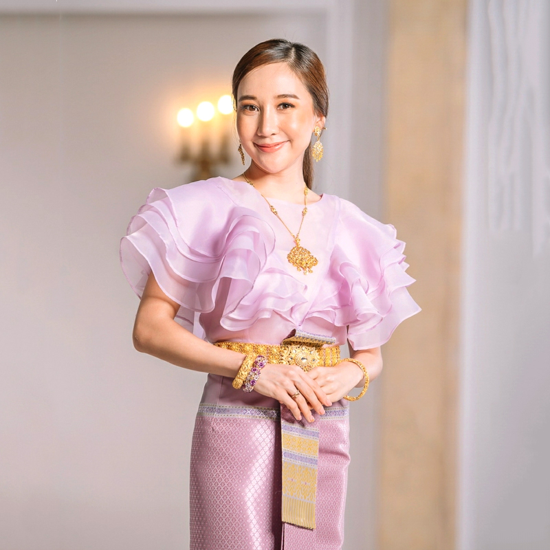 kudapy เสื้อไปงาน ผ้าแก้วคอปาดแคบสีครีม/สีม่วง แต่งระบายช่วงแขนเป็นทรงหน้าอก V Shape ระบาย 4 ชั้นสวยหรูมากๆค่ะรุ่นนี้