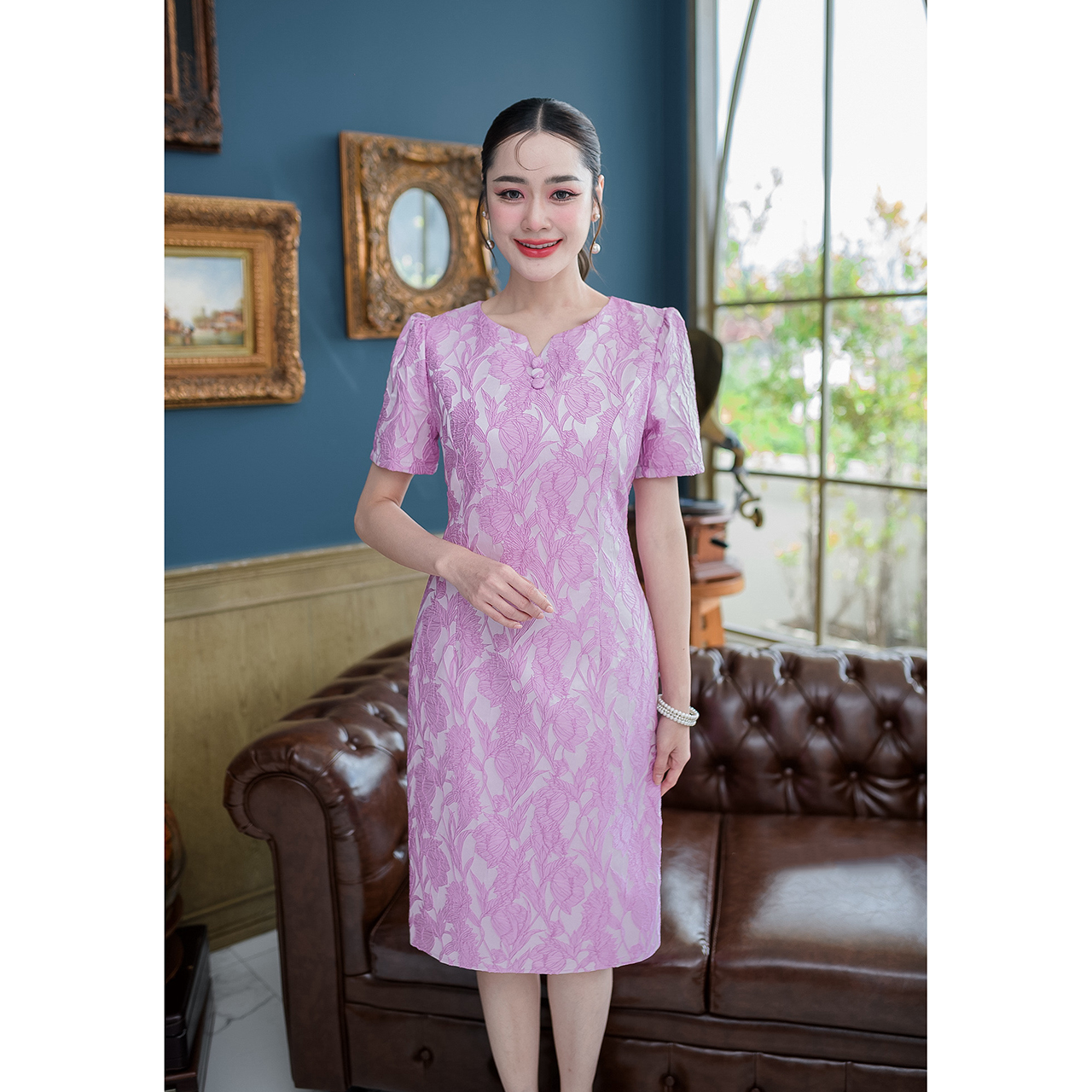 kudapy เดรสสั้นสีชมพู/สีม่วง แขนสั้นทรงใส่ง่าย ช่วงคอเป็นคอวีแต่งเคิพ ลายดอกเป็นงานทอลายนูน