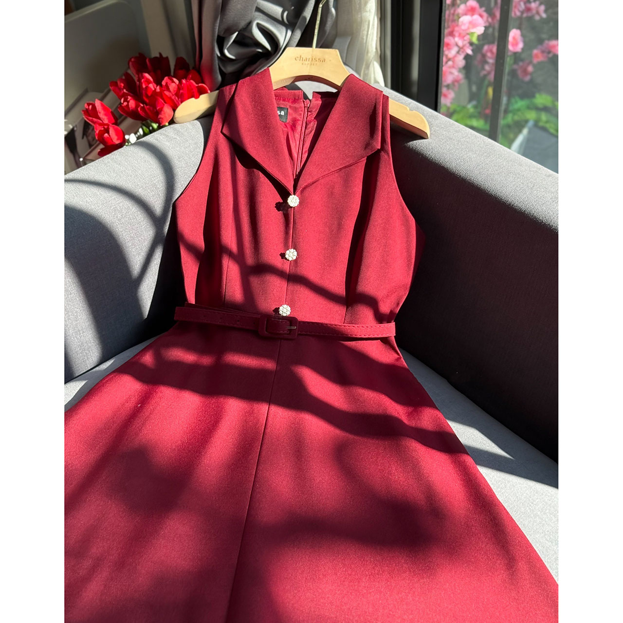 kudapy เดรสแขนกุดแต่งกระดุมดอกไม้มาพร้อมเข็มขัดน่ารัก