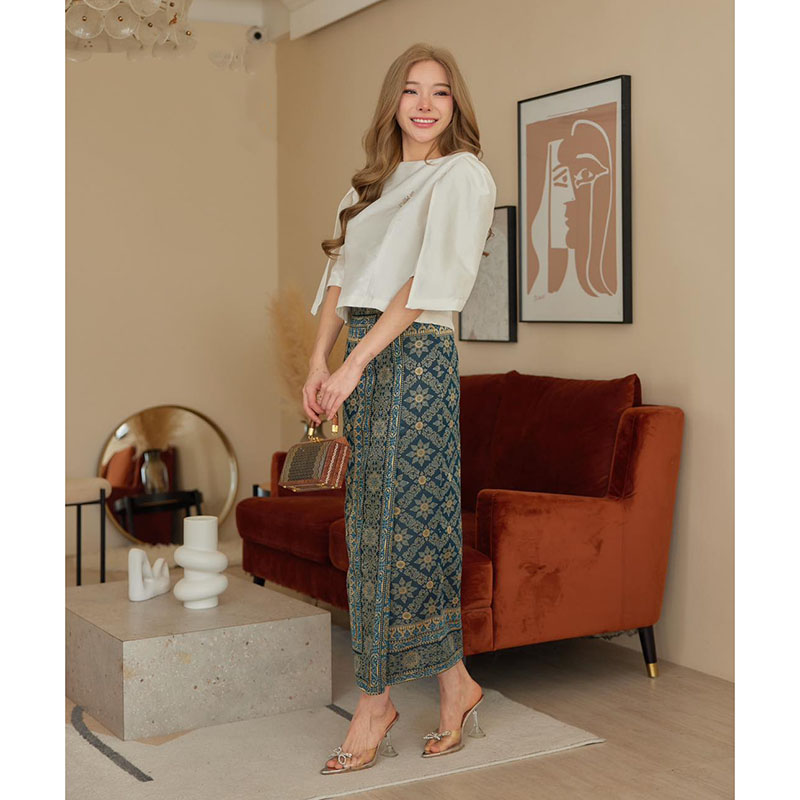 kudapy ชุดเซทเสื้อผ้าไหมแพรทิพย์สี่เส้นเนื้อเงาสวย ผ้าใส่สบายไม่ร้อน ไม่ยับ อัดกาวทั้งตัว ทรงแขนกล้วยไม้ /ผ้าถุงทอลายบุพเพสันนิวาศ อัดกาว ตะขอ และ ซิปหลัง