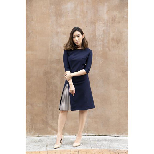 kudapy เดรสสั้นแขนห้าส่วนสีชมพูกะปิ,สีกรม,สีแดง,สีดำ,สีเบจ,สีดำ ทรงคอปาด ผ้ายืดโพลีเอสเตอร์เนื้อดี มีน้ำหนัก ผ้ามีความยืดหยุ่นกระโปรงทรง A เล่นดีไซน์ผ่าหน้าด้านขวา