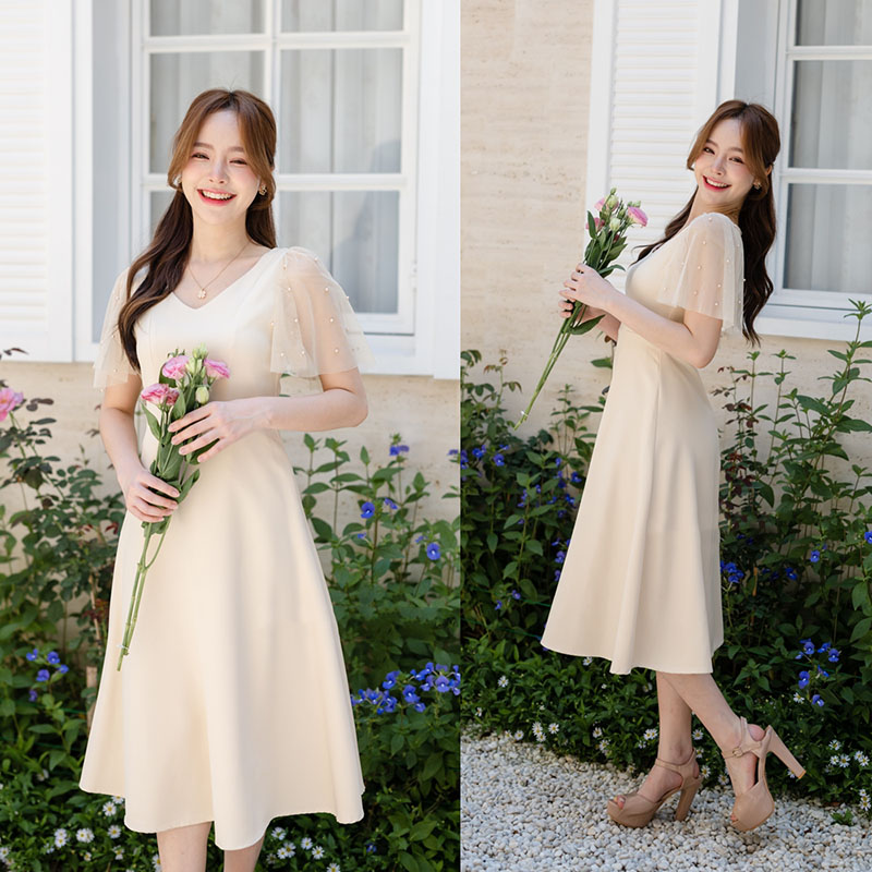 kudapy เดรสสั้นสีชมพู/สีครีม ดีไซน์เพื่อเอาใจสาวหวาน ช่วงเสื้อเป็นคอวีกว้างแต่ไม่ลึกเกินไป เดรสกระโปรงบานพลิ้วๆ แขนเสื้อเป็นทรง Bell ทำด้วยผ้าโปร่งแต่งลูกปัดมุกละมุนสุดๆ