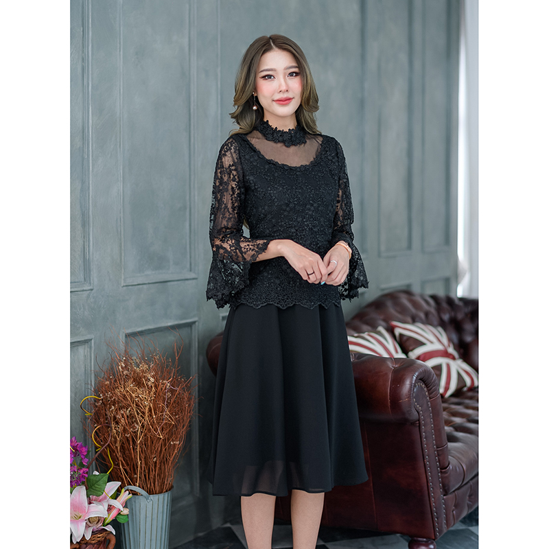 kudapy เดรสสั้นสีชมพูกะปิ/สีเขียว/สีดำ ลูกไม้เงาดีไซน์สวยหรูค่ะ ชุดนี้ด้านบนเป็นผ้าลูกไม้แต่งคอช่วงอกจะเป็นซีทรูเบาๆทรงคอปาด