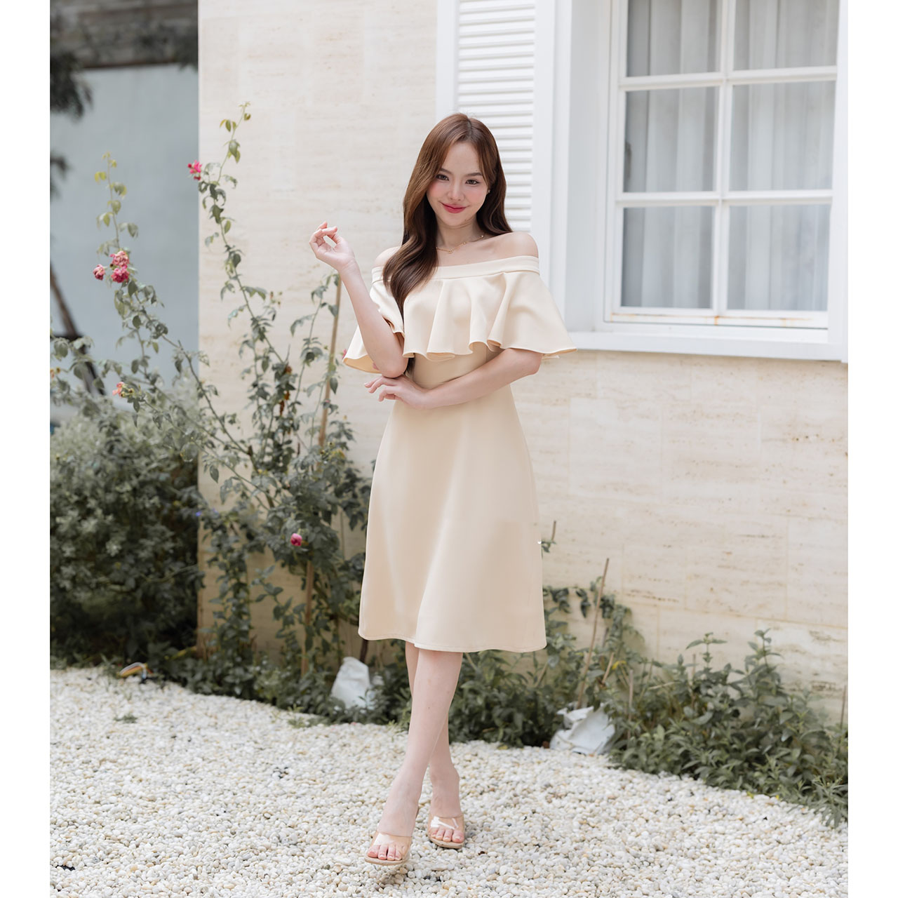 kudapy เดรสสั้นสีโอวัลติน/สีครีม/สีกรม/สีชมพู เปิดไหล่ดีไซน์สุดหวานมาพร้อมระบายช่วงอกเสริมลุคให้ดูโดดเด่นมีสไตล์