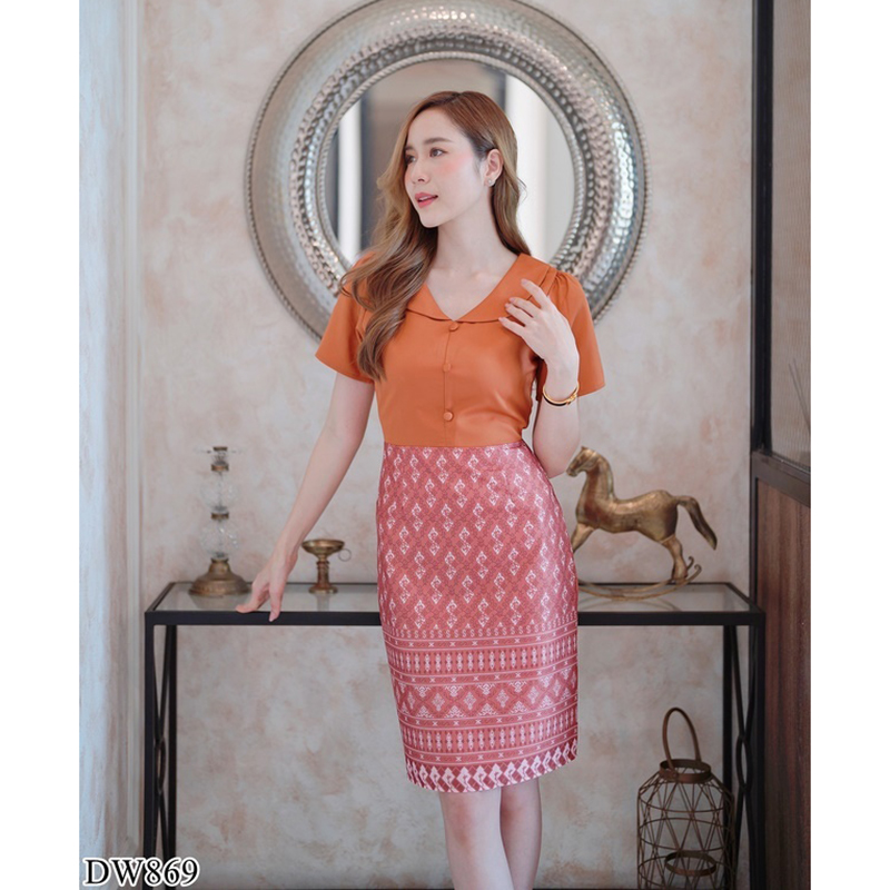 kudapy เดรสสั้นสีแดง/สีฟ้า/สีส้ม/สีชมพู คอบัวกระโปรงลายไทย สวยใส่ออกงานดูดี