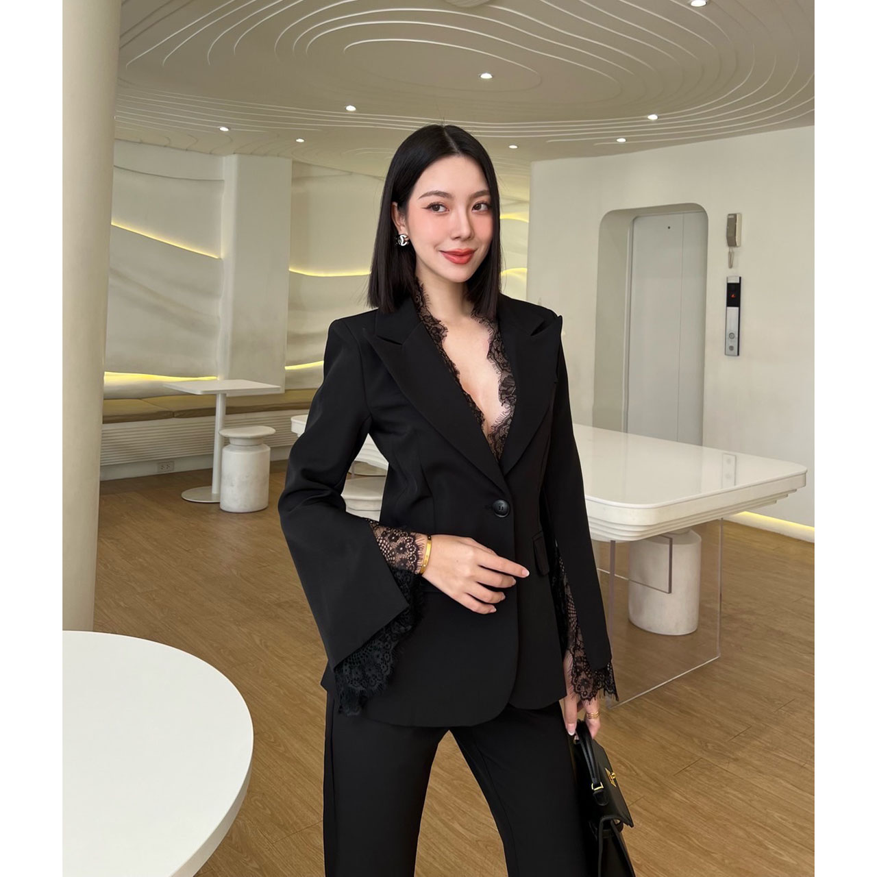 kudapy ชุดเซ็ทเสื้อ+กางเกง เสื้อสูทแต่งลูกไม้ที่คอปกเสื้อ เพิ่มความเกร๋ที่ปลายแขนเสื้อผ่าแขนลูกคัตติ้ง กางเกงทรงกระบอกเล็ก ซิปหลัง