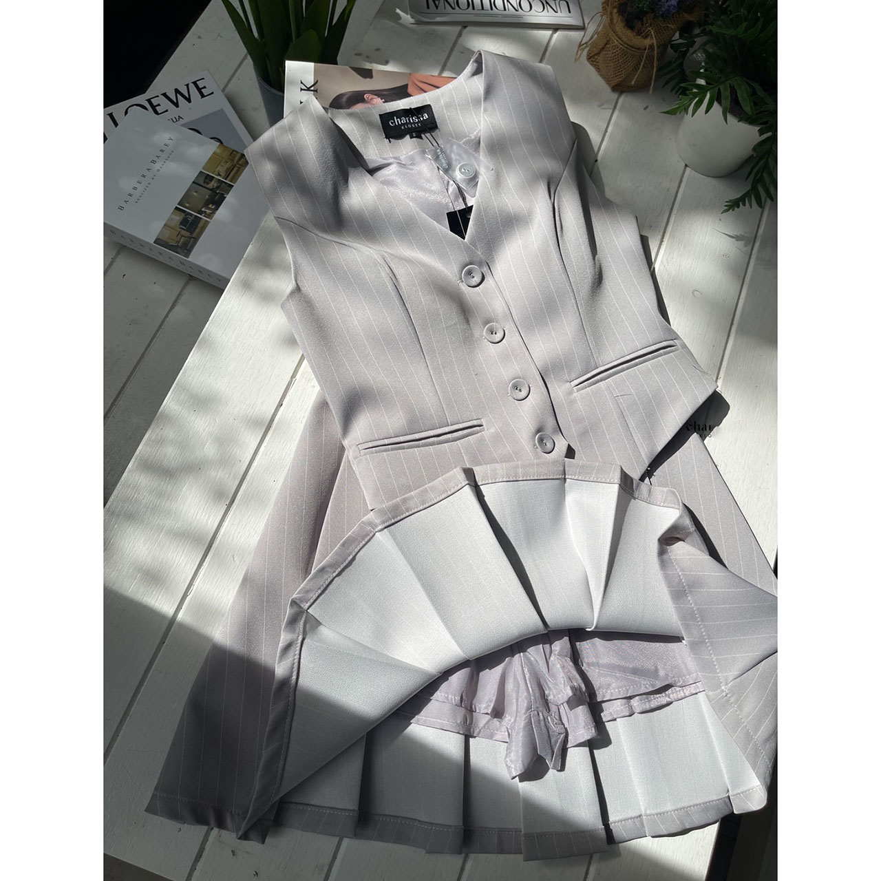 kudapy set เสื้อ vest มาพร้อมกับกระโปรงจับจีบ(ซับในเป็นกางเกง) ตัวเสื้อมีซับในทั้งตัว เสื้อมีฟองน้ำ กระโปรงเป็นซิปข้าง