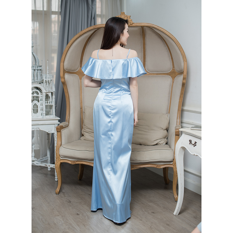 kudapy เดรสยาวเปิดไหล่สีฟ้า ทรงระบายช่วงอก มีสายเดี่ยวเล็กๆใส่ง่ายไม่หลุดจร้า เดรสผ้าซาตินนุ่มลื่นใส่สบายค่ะ