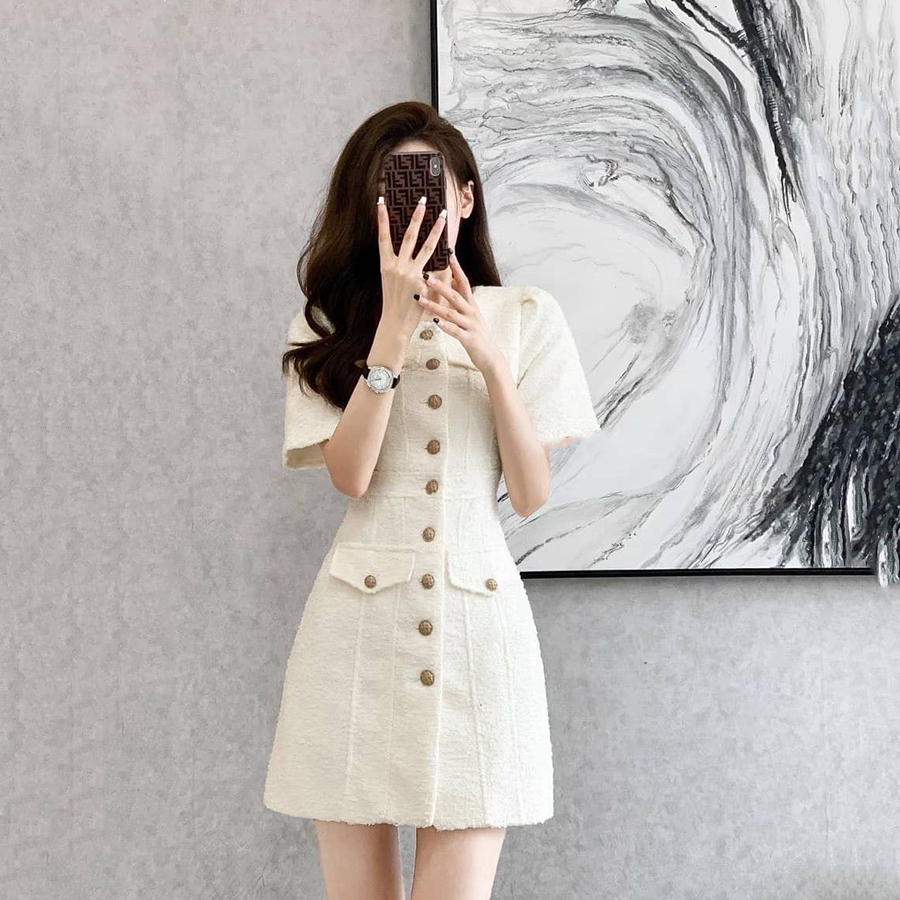 kudapy เดรสทรงสอบ สีชมพู, สีครีม ผ้ากระสอบแต่งกระดุมหลอกด้านหน้า มีซับในทั้งตัว ซิปหลัง ทำจีบที่แขนทำให้ทรงสวย