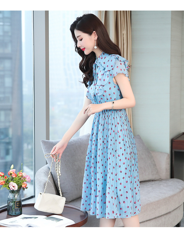 ชุดเดรสสั้นสีฟ้า คอปีนผูกเชือก ไหล่ระบายชั้น ผ้าชีฟองเนื้อดี พิมพ์ลายจุดสีชมพูแดง กระดปรงผ้าอัดพลีตทรงสวย เอวสม็อคยืดได้ค่ะ