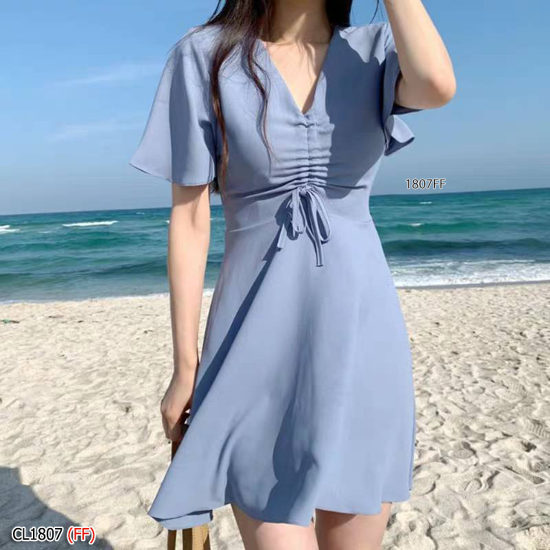 kudapy เดรสสั้นสีฟ้า/สีขาว คอวี แขนระบาย ดีเทลมีเชือกรูดย่นด้านหน้า ด้านหลังตีเกล็ด มีซิปซ่อนหลังเอวไม่สม็อค