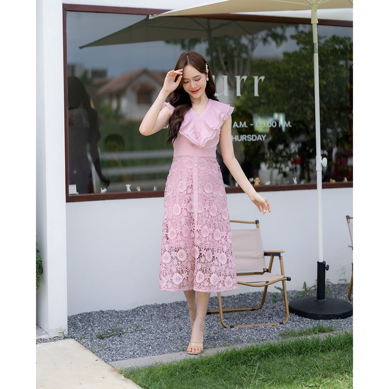 kudapy เดรสยาวสีขาว/สีชมพู/สีฟ้า คอลใหม่คือสวยปังไม่ไหว เป็นทรงกระโปรงพริ้ว แต่งผ้าลายลูกไม้ มีกิมมิคอัดพลีทระบายกลางอก งานซิปซ่อนด้านหลัง