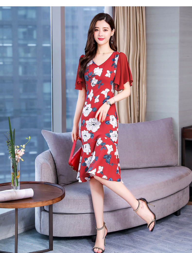 ชุดเดรสสั้นสีแดงพิมพ์ลายดอกไม้สีขาว ผ้าโพลีเอสเตอร์ผสม ผ้าพื้นพื้นสีแดง แขนระยาว ทรงเข้ารูปช่วงเอว M