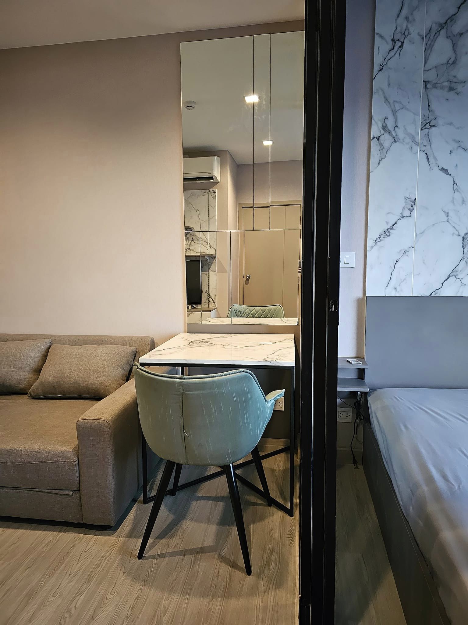 ให้เช่าคอนโด The Politan Rive (เดอะ โพลิแทน รีฟ)