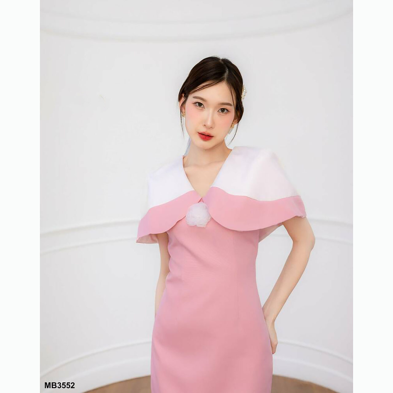 kudapy เดรสสั้นสีชมพู/สีดำ คลุมไหล่ดอกไม้ติดอก