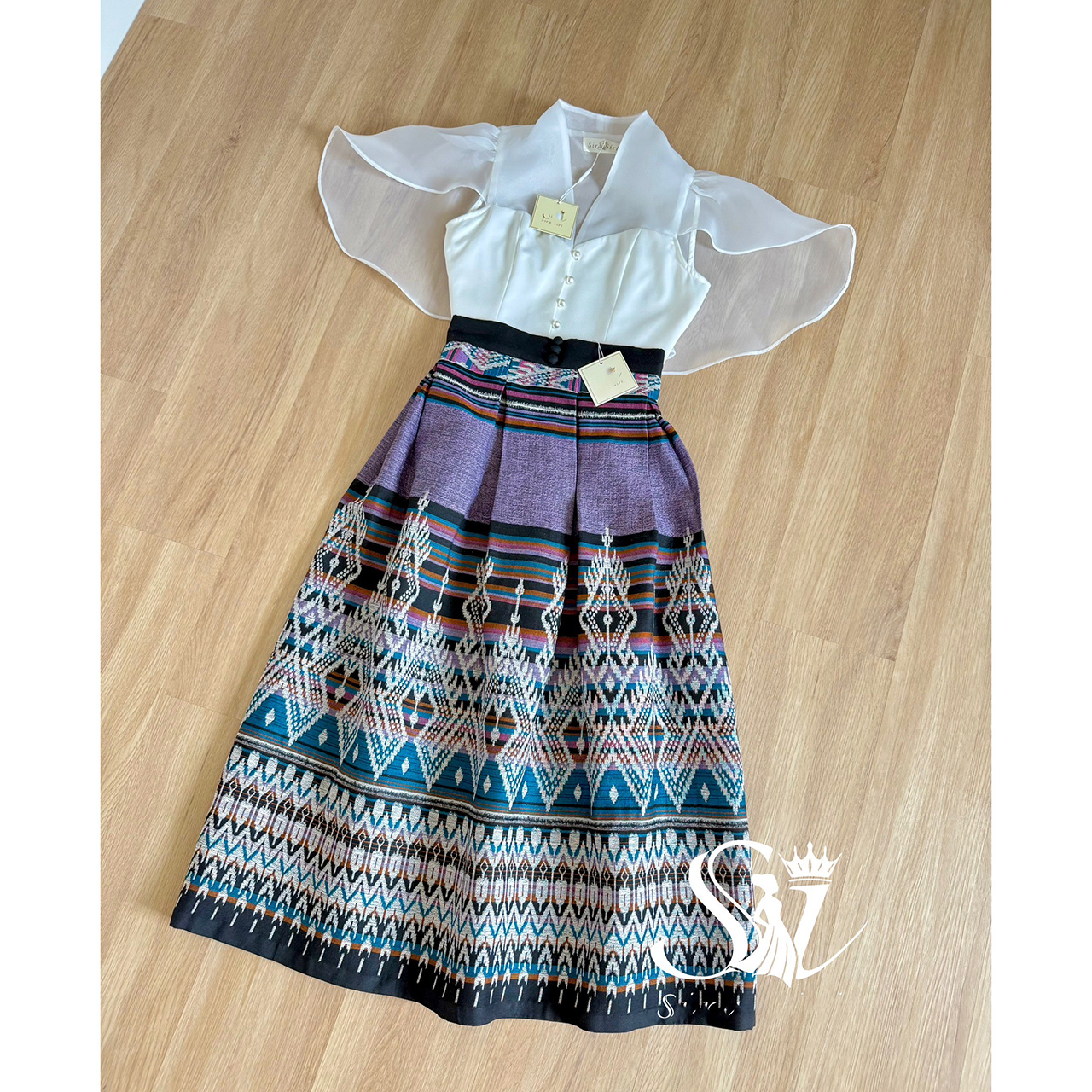 kudapy ชุดเซ็ทเสื้อผ้าแก้วสีขาว ทรงระบายปีกค้างคาว ดีเทลแขนระบาย ซิปหลัง อัดกาว มีซับใน+กระโปรงผ้าทอ จับจีบทวิส ซิปหลัง อัดกาว แต่งกระดุมหน้า