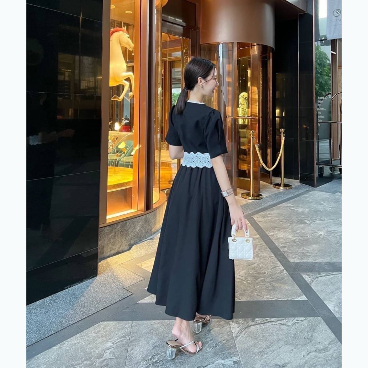 kudapy ชุดเซ็ทเสื้อครอปสีดำแต่งชายลูกไม้สีขาว แต่งกระดุมจริงสีทอง แขนสั้นทรงตุ๊กตา+กระโปรงยาวสีดำ