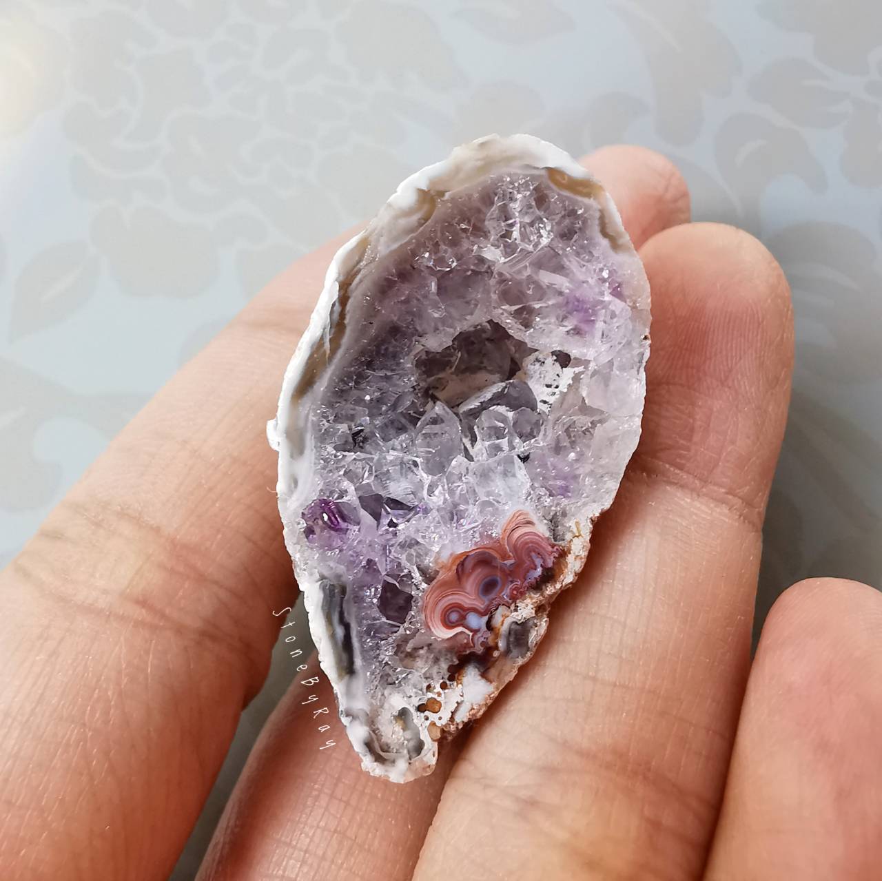 หินจีโอดอเมทิสต์ก้อนธรรมชาติ