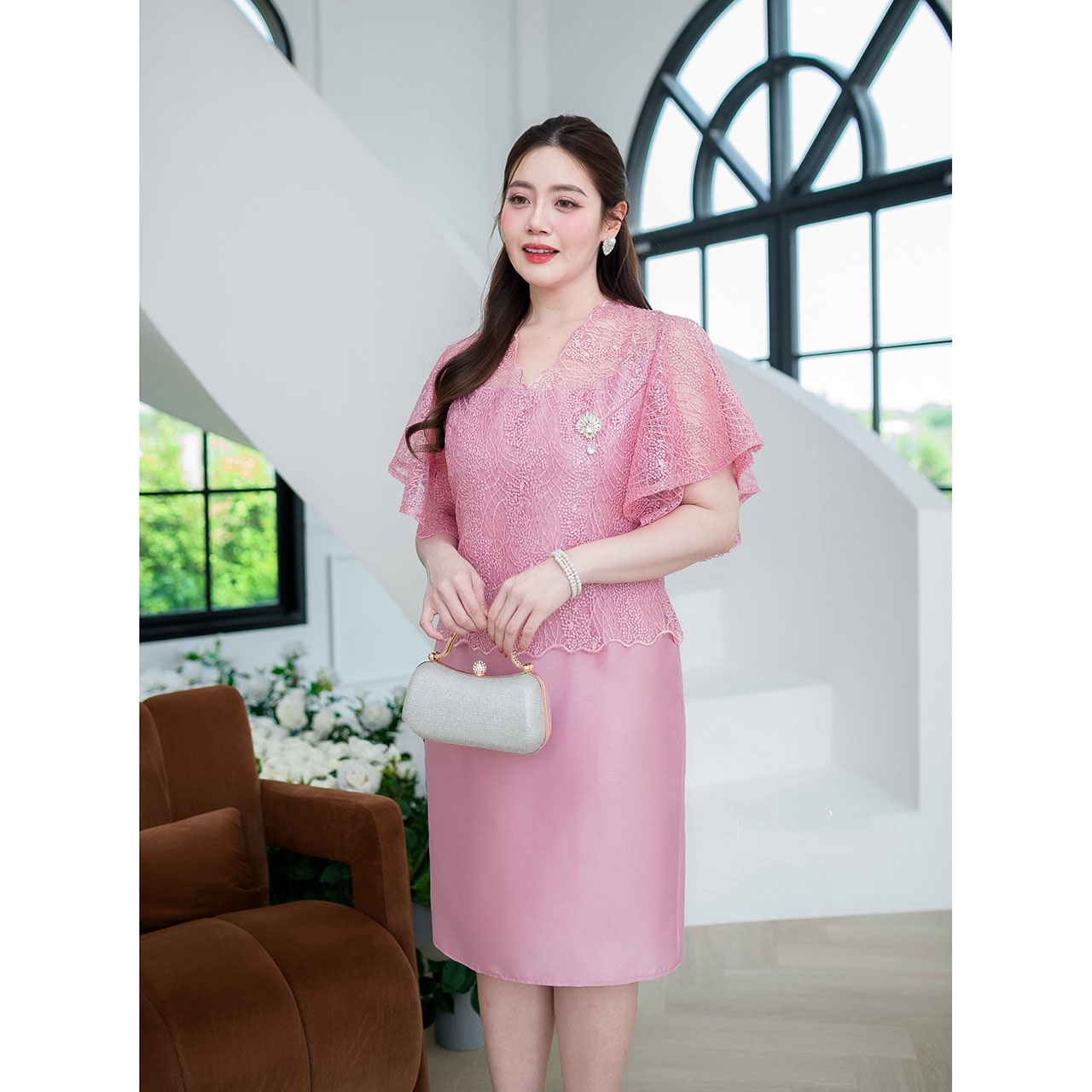 kudapy เดรสผ้าไหมลูกไม้คอวีแขนระบาย ดีไซน์แขยเฉียงระบายระย้าช่วงแขนสวย