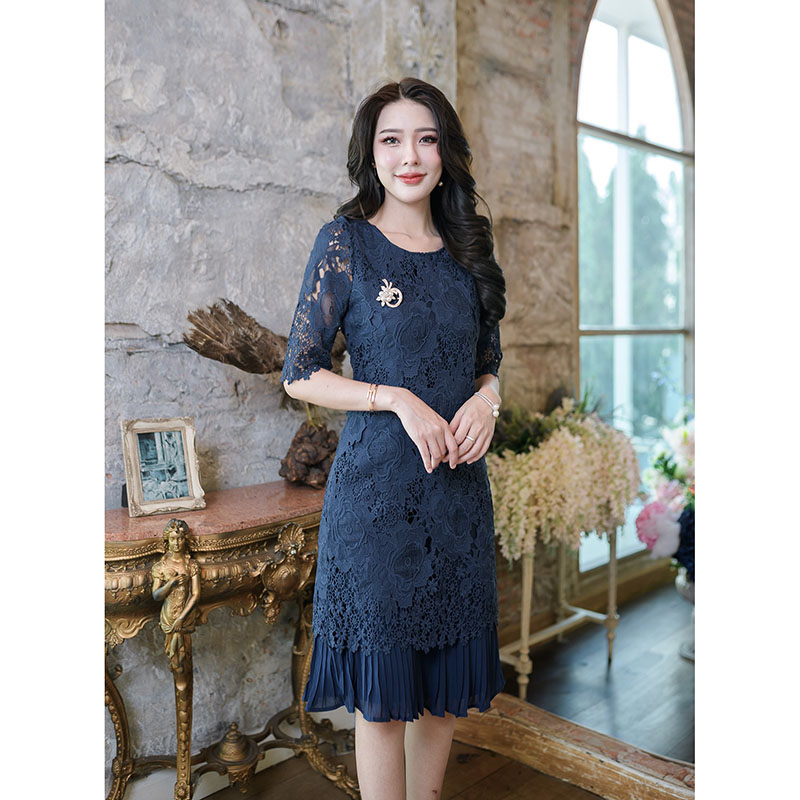 kudapy เดรสสั้สีชมพูกรีบบัว/สีกรม ลุกไม้ทอลายดอกไม้เนื้อนิ่มลายสวยใส่สบาย แต่งชายกระโปรงพลีทด้านใน สวยใส่ได้ทุกโอกาสค่ะ ผ้าทอลายเส้นเรียงสวยเกรดดี