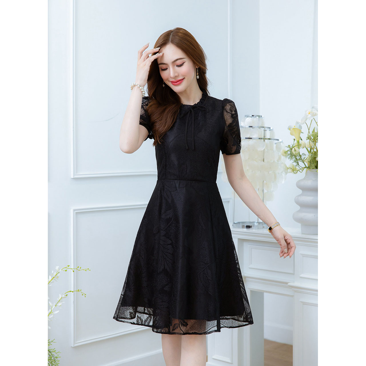 kudapy เดรสสั้นสีดำ/สีชมพู ผ้าลูกไม้ทอลายสวย ลูกไม้ทอลายใบไม้ จับจีบผูกโบว์ช่วงคอ สวยเรียบใส่ได้ตลอด