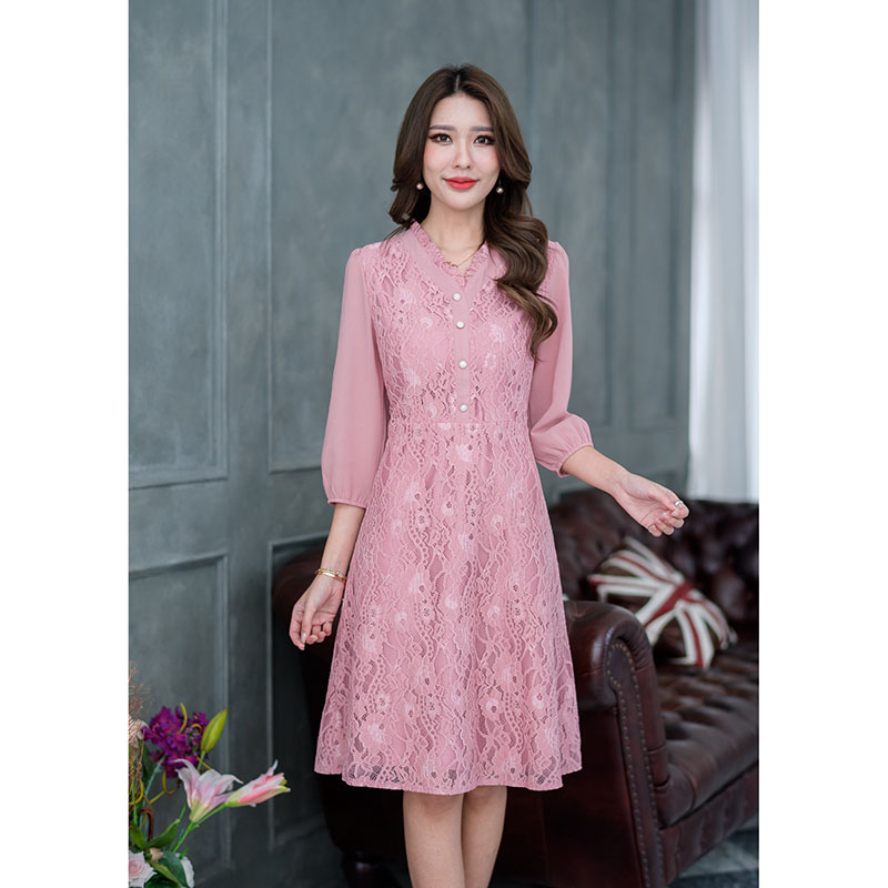 kudapy เดรสสั้นสีชมพู/สีแดงเลือดหมู ลูกไม้เนื้อนิ่ม ตัวเดรสเป็นกระโปรงทรงเอ ต่อเอว ช่วงตัวเสื้อแต่งกระดุมด้านหน้า แขนต่อด้วยผ้าชิฟฟ่อนจั้มแขน