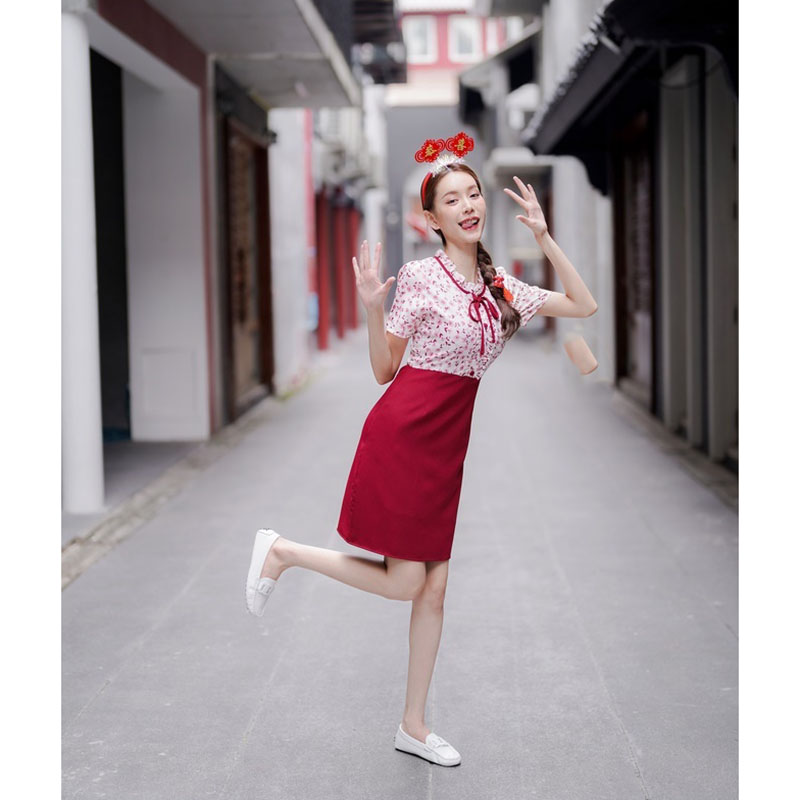 kudapy เดรสสั้นสีแดง/สีกรม/สีน้ำตาล ลายดอกอกแต่งระบาย