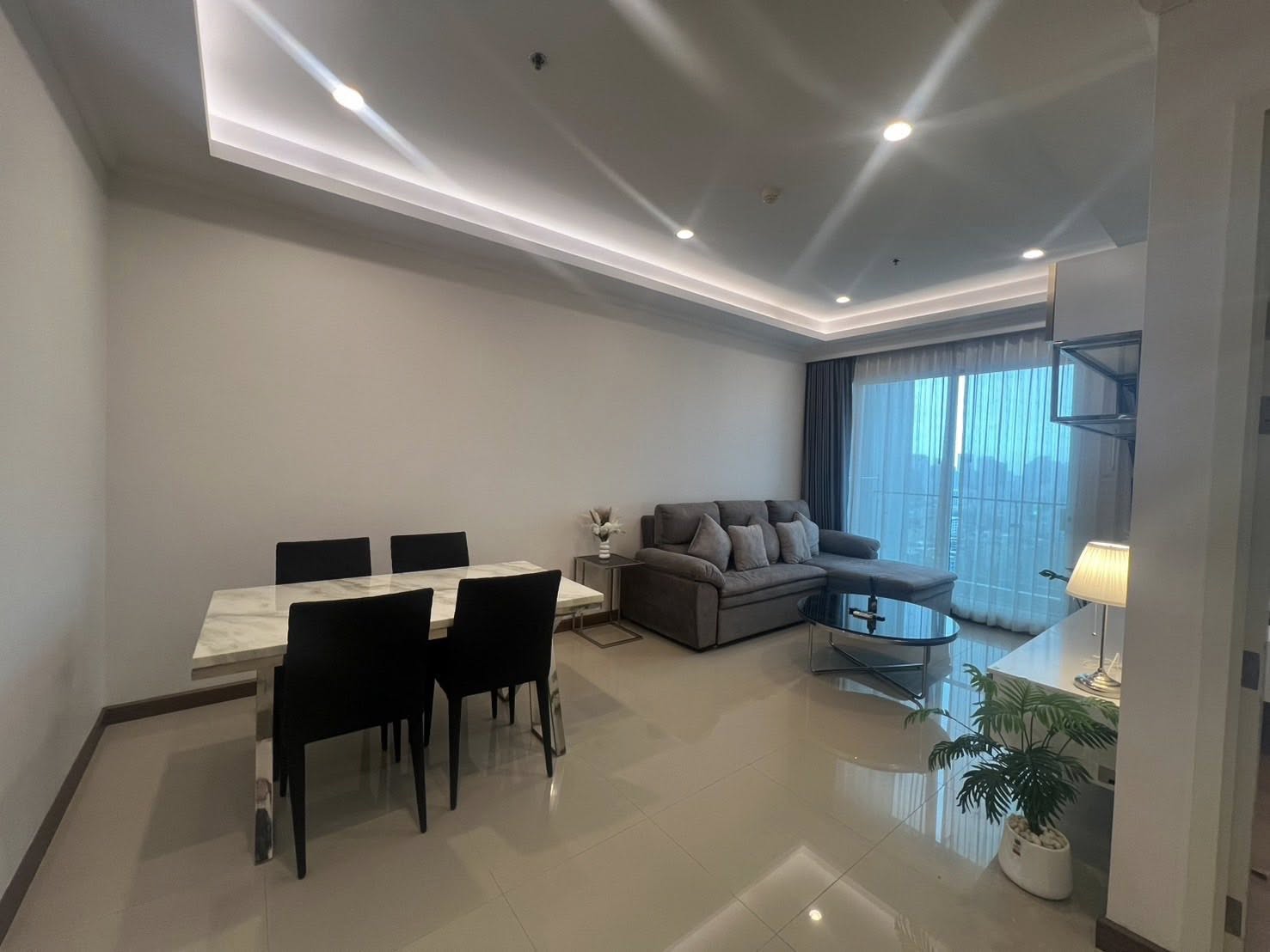 ให้เช่าคอนโด Supalai Elite Phayathai (ศุภาลัย เอลีท พญาไท) โซนพื้นที่ BTS พญาไท ห้องแบบ 1ห้องนอน / 1ห้องน้ำ / โซนครัวปิด · ขนาดห้อง 61 ตรม. ชั้น 27