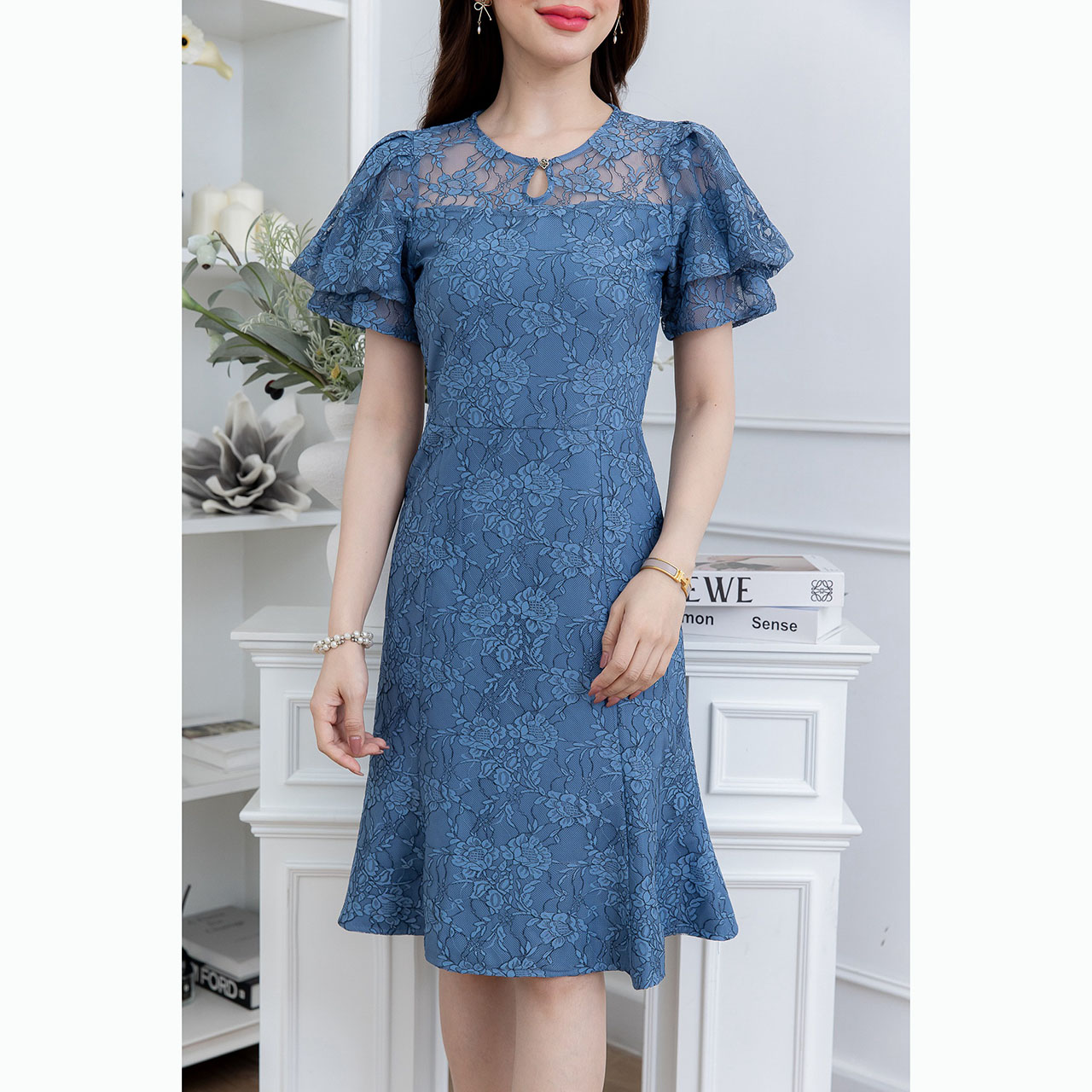 kudapy เดรสสั้นสีขาว/สีคราม ลูกไม้แขนบอลลูนสองชั้น ทรงสวย ช่วงคอมีดีเทลกระดุมหยดน้ำน่ารัก งานเย็บสวย