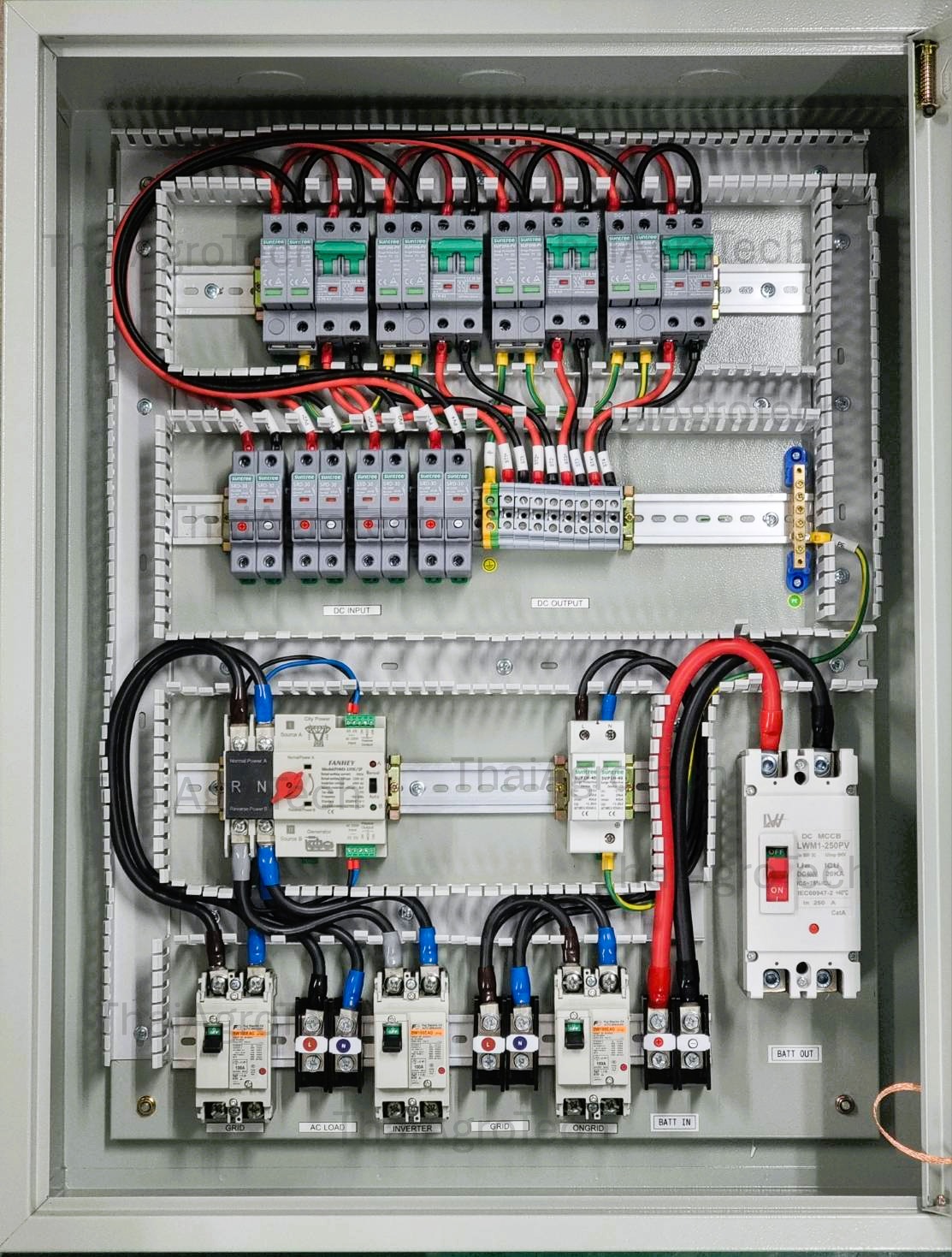 ตู้ไฟ ตู้คอมบายเนอร์ สำหรับระบบโซล่าเซลล์แบบ ออนออฟกริดไฮบริด 4สตริง 3เฟส AC-DC Combiner On/Off-Grid Hybrid 4 String 3Phases