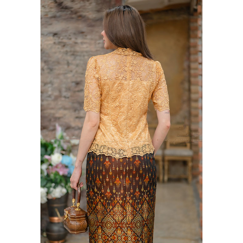 kudapy เซ็ทเสื้อลูกไม้คอวี แขนสั้นสีเขียว/สีเหลืองทอง/สีชมพู+ผ้าถุงผ้าไหมสวยดูดี ใส่ออกงาน งานเสื้อพรีเมี่ยมสุดๆ