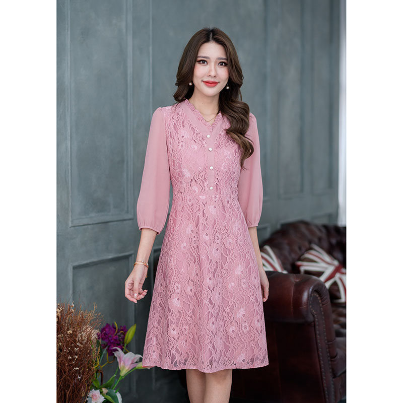 kudapy เดรสสั้นสีชมพู/สีแดงเลือดหมู ลูกไม้เนื้อนิ่ม ตัวเดรสเป็นกระโปรงทรงเอ ต่อเอว ช่วงตัวเสื้อแต่งกระดุมด้านหน้า แขนต่อด้วยผ้าชิฟฟ่อนจั้มแขน