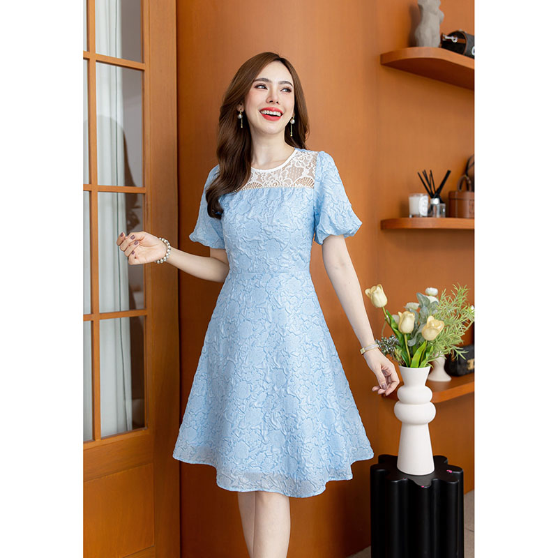 kudapy เดรสสั้นสีชมพู/สีฟ้า แขนพองอกลูกไม้ สวยหวานมากๆค่ะชุดนี้ เป็นผ้าปั้มลายดอกนูน มีเทคเจอร์สามมิติ ช่วงอกมีดีเทลเป็นลูกไม้สีขาว