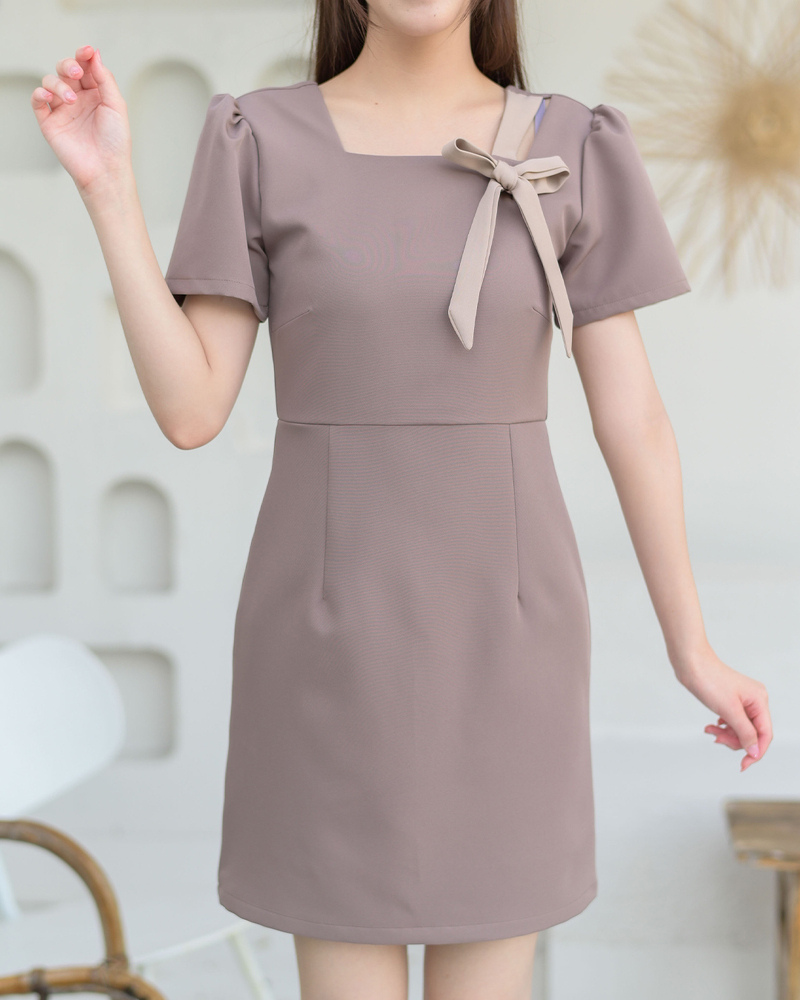 kudapy เดรสแขนสั้น ดีไซน์คอเหลี่ยมแต่งโบว์อกแบบเก๋ๆ ที่บ่าซ้าย รูดไหล่ยกพองให้ลุคคุณหนูน่ารัก