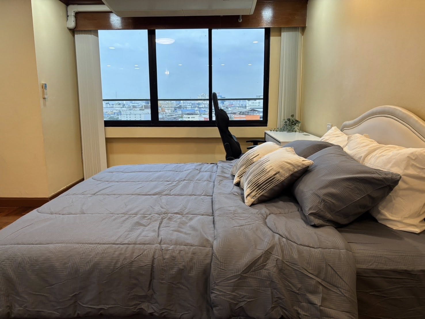 High Rise โซนพื้นที่ MRTหัวลำโพง ท่าเรือสี่พระยา จุฬา ให้เช่าห้องแบบ 1ห้องนอน 1ห้องน้ำ คอนโด Si Phraya River View (สี่พระยา ริเวอร์ วิว) ขนาดห้อง 64 ตรม. ชั้น 12