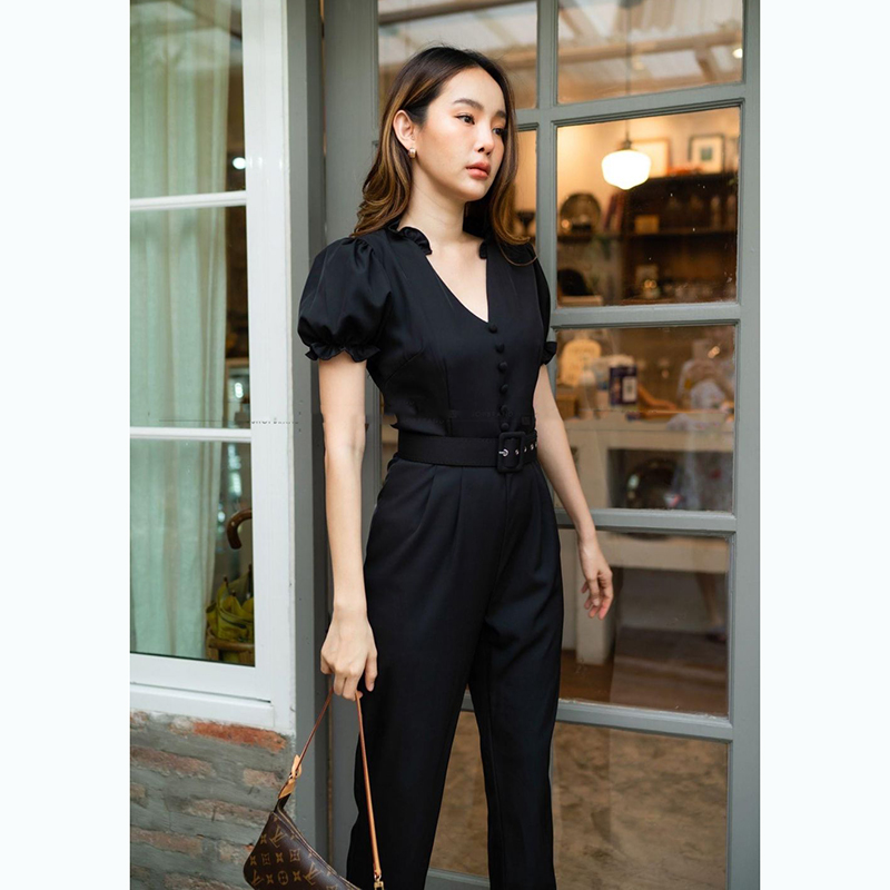 kudapyจั๊มสูทขาสั้นสีดำ/น้ำตาล ทรงเป๊ะมากๆ ค่ะรุ่นนี้ ผ้าเนื้อดีทิ้งตัว แต่งดีเทลคอจีบ ระบายรอบ จั๊มปลายแขน