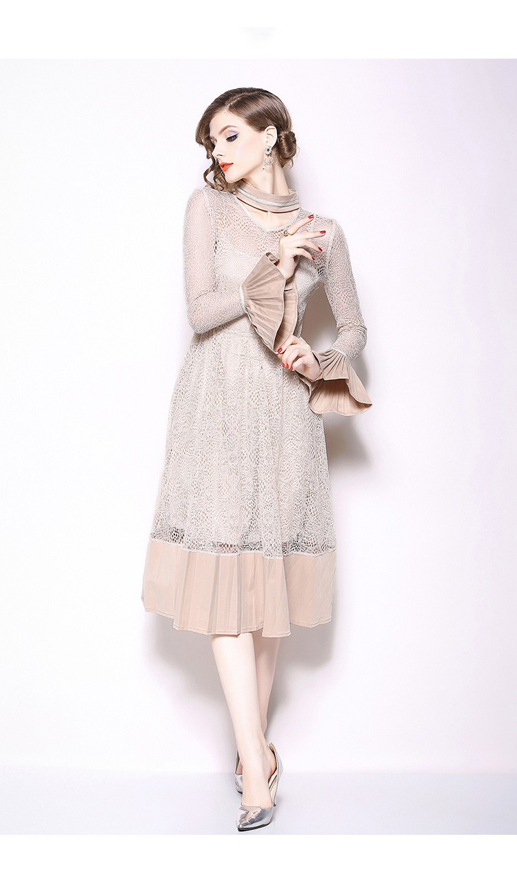 kudapy ชุดเดรสผ้าลูกไม้ลายตาข่ายสีครีม ดีไซน์เก๋ที่คอเสื้อ และปลายแขนเสื้ออัดพลีต