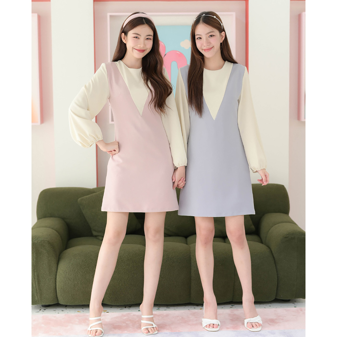 kudapy เดรสคอกลมแขนยาว ดีไซน์ตัดต่อเหมือนใส่เอี๊ยมคอวีทรงลึกเล่นสีทูโทนพาสเทล รูดจั๊มที่ปลายแขนให้พองเบาๆ