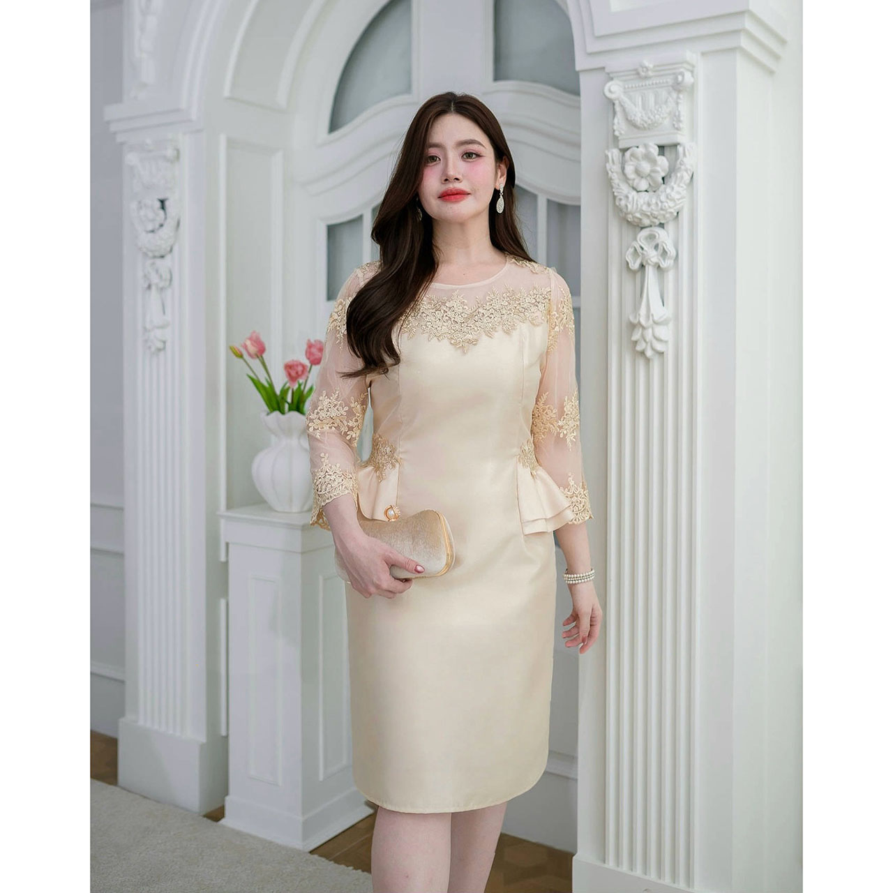 kudapy เดรสสั้นสีชมพู/สีครีม ผ้าไหมเนื้อเบา แต่งลูกไม้ปักลายช่วงอก แขนยาวห้าส่วน ทรงสวยดูหรูหรา ช่วงเอวแต่งระบายเป็นดีไซน์เอวดีดสองชั้น