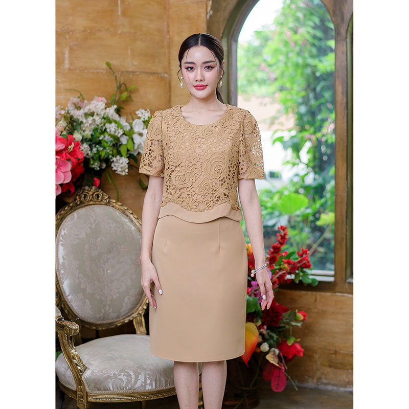 kudapy เดรสสั้นสีชมพู/สีน้ำตาล ผ้าพื้น ดีไซน์ด้านบนคลุมด้วยเสื้อลูกไม้เป็นเดรสชิ้นเดียวติดกันนะคะ งานผ้านนุ่มใส่สบาย ลูกไม้เป็นลูกไม้ถักเนื้อนิ่มไม่เงา