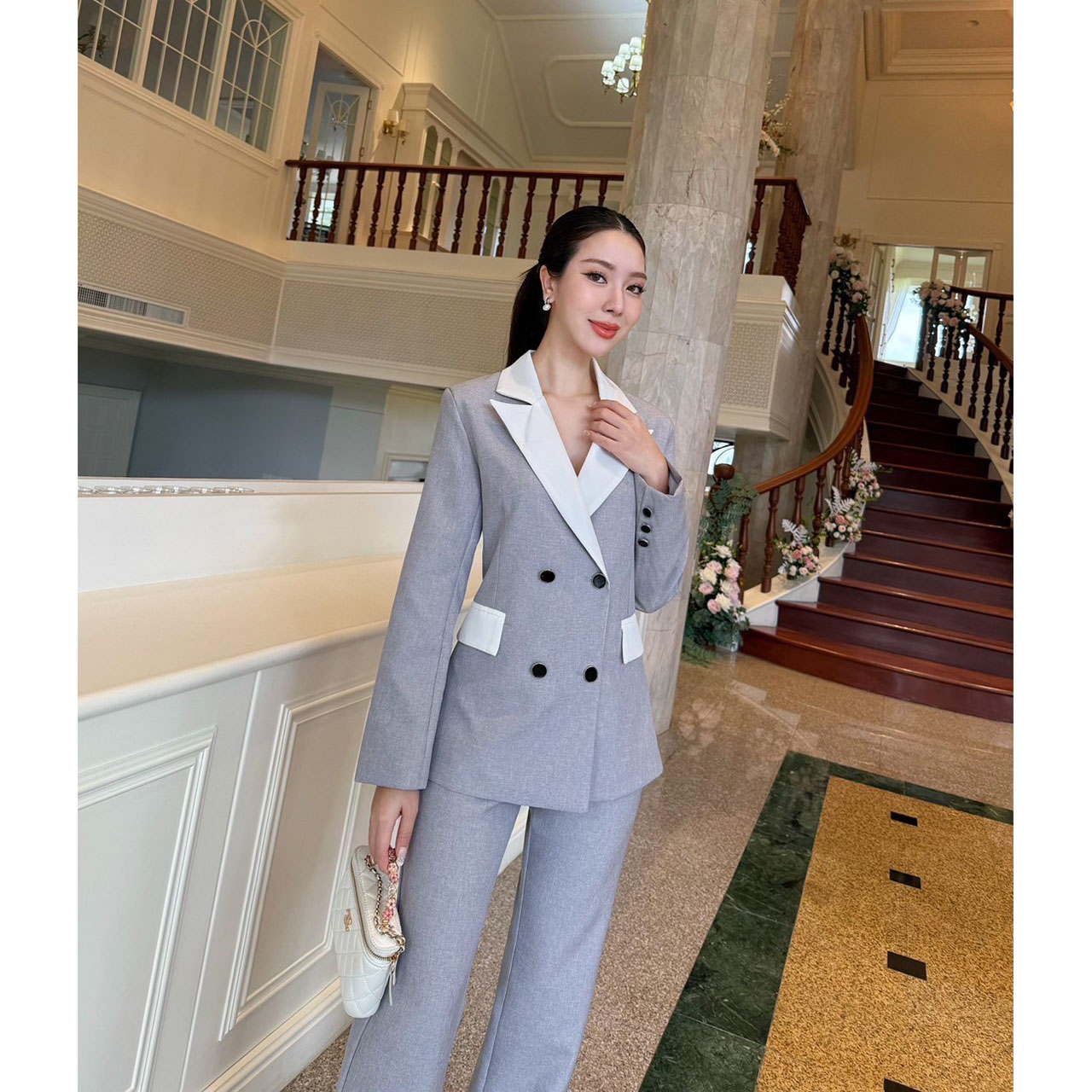 kudapy เซ็ทสูท สวยคลาสสิค ไซน์ทรงทันสมัย เพิ่มความหรูหราด้วยการแต่งสีทูโทน เสื้อแต่งกระดุมด้านหน้า 4 เม็ด มีซับในทั้งชุด เข้ารูปสวย