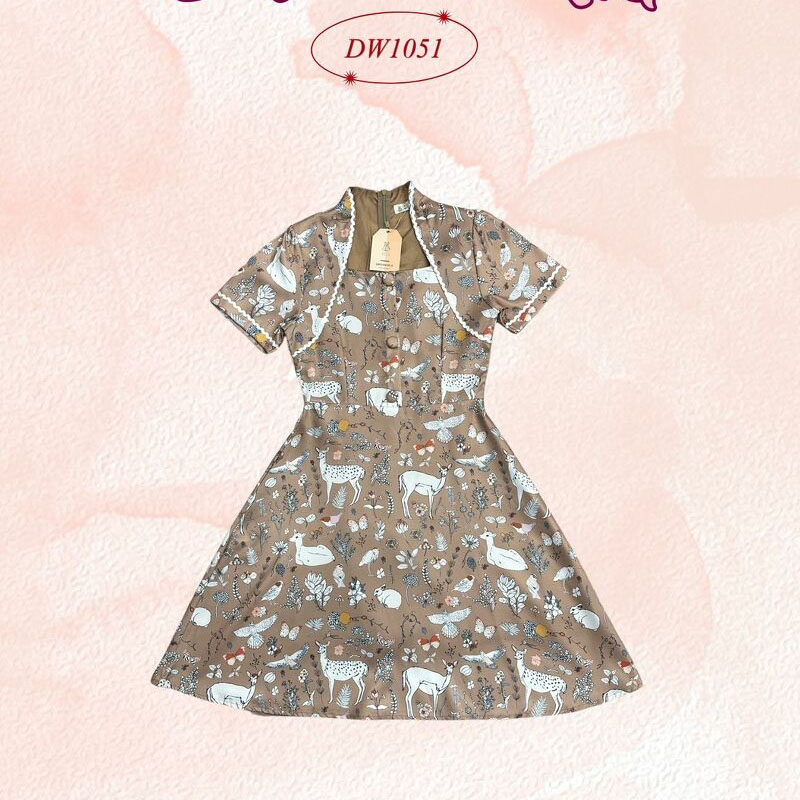 kudapy เดรสสั้นสีน้ำตาล/สีเขียว/สีเทา ผ้าลื่นลายน่ารักติดมินิมอลนิดๆ เหมาะสำหรับใส่ไปทำงานได้ในทุกๆวัน กระโปรงทรงบาน