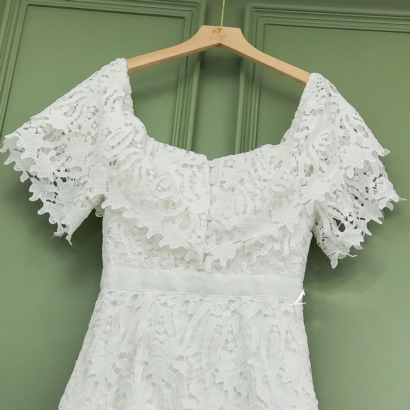 kudapy เดรสยาวสีขาว ลูกไม้เปิดไหล่ ลูกไม้เนื้อดีเกรดพรีเมี่ยมทรงเข้ารูปสวย ต่อระบายช่วงสะโพก ใส่เป็นเปิดไหล่ได้