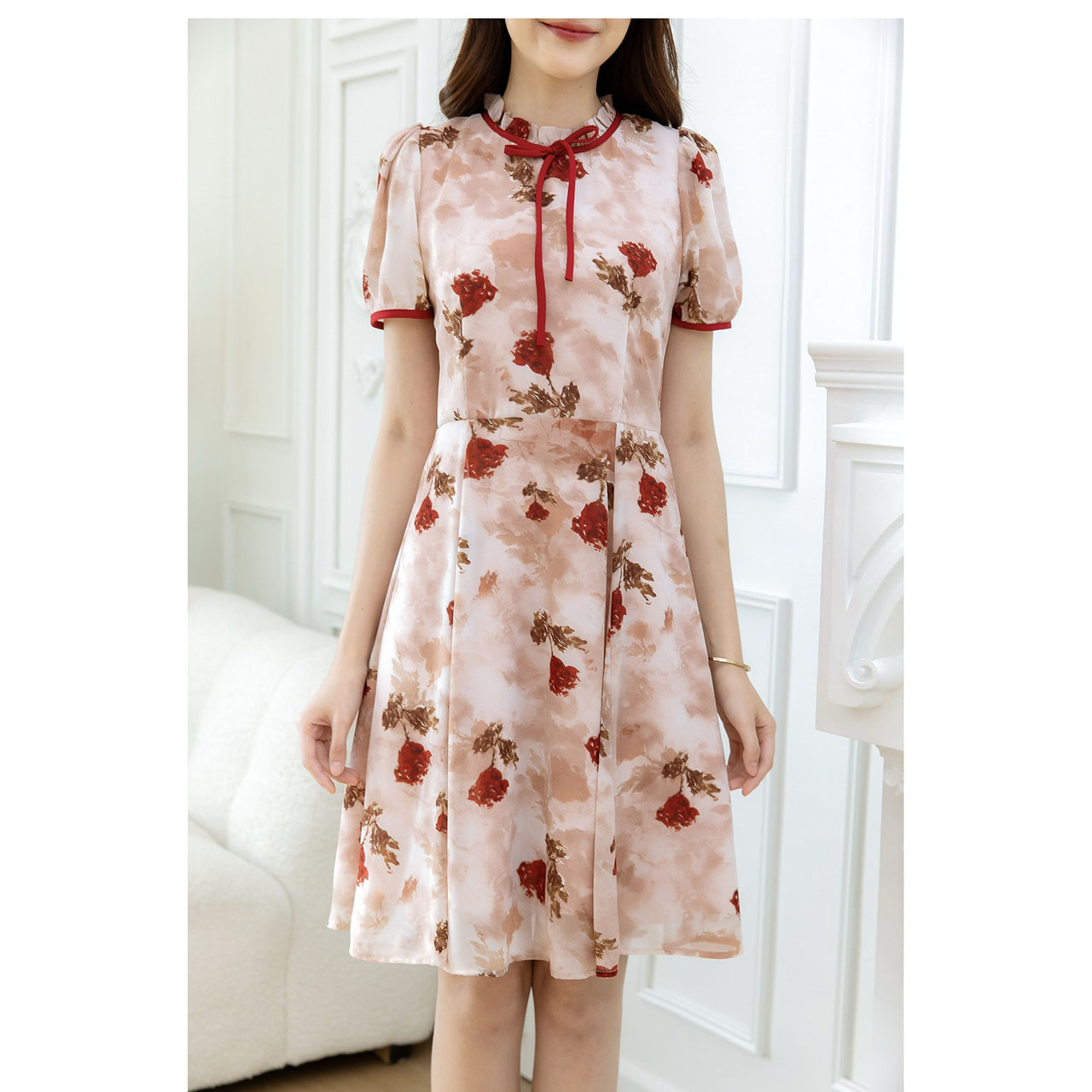 kudapy เดรสสั้นสีดำ/โทนดอกสีแดง ผ้าชีฟอง ดีเทลจับจีบช่วงคอแต่งโบว์สีตัดกับผ้าสวย กุ้นด้วยขอบแขน สวยลงตัว ใส่สบาย