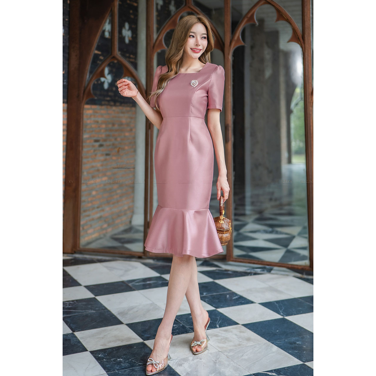 kudapy เดรสสั้นสีเหลือง/สีครีมทอง/สีพิ้งโกล์ด/สีชมพูเข้ม/สีดำ ผ้าไหมงานอัดกาว ทรงเอแต่งโบว์ช่วงท้อง ด้านหน้าตีเกรดเข้าทรง ดีไซน์ชายกระโปรงอัดพลีท พร้อมชิปซ่อนหลังใส่สบาย