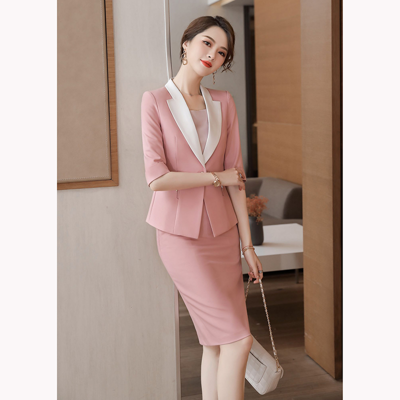 kudapy ชุดสูททำงานผู้หญิงสีดำ/สีชมพู ปกเบจแขนสามส่วนพร้อมกระโปรง จุดเด่นของชุดนี้คือการออกแบบให้กระชับเข้ารูปเป็นแขนสามส่วน